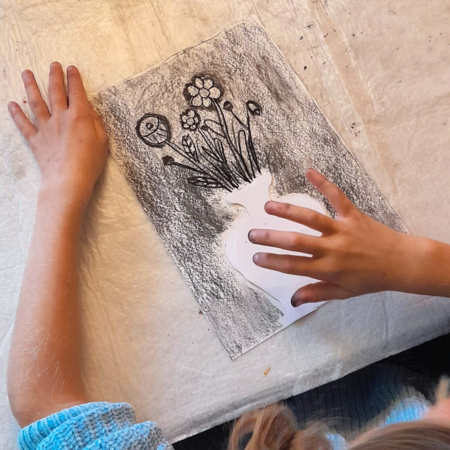 Atelier fleurs au fusain 2024